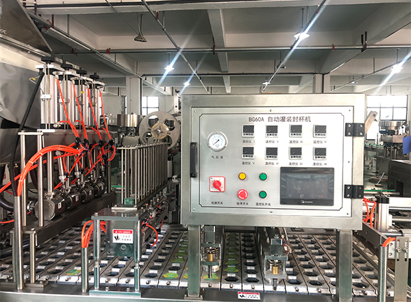 果凍杯辣椒醬灌裝封口機設(shè)備展示