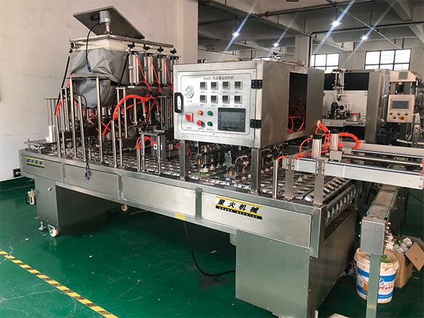 果凍杯辣椒醬灌裝封口機設(shè)備展示