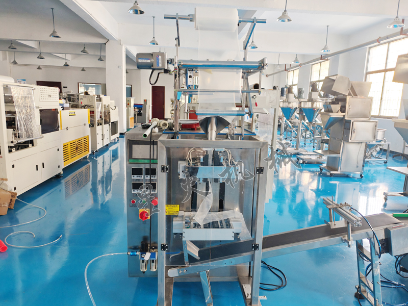 液體自動(dòng)封口包裝機(jī)實(shí)拍