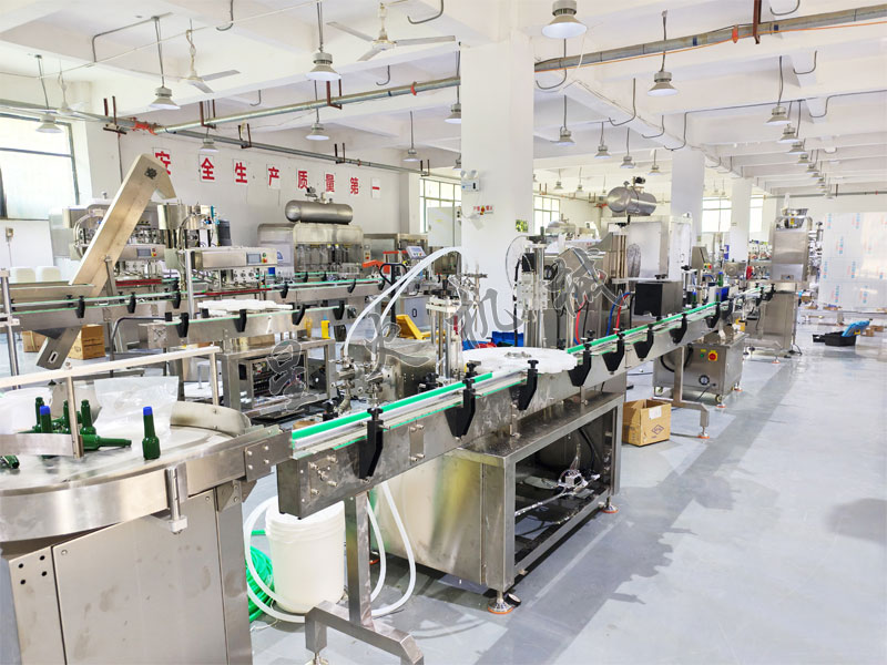 玻璃油膜清洗劑灌裝旋蓋鋁箔封口生產(chǎn)線實(shí)拍
