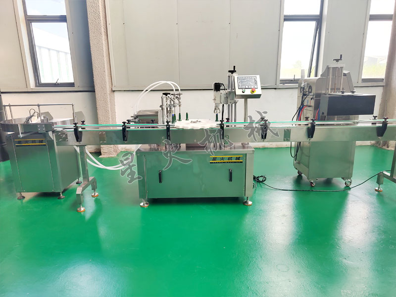 玻璃油膜清洗劑灌裝旋蓋鋁箔封口生產(chǎn)線實(shí)拍