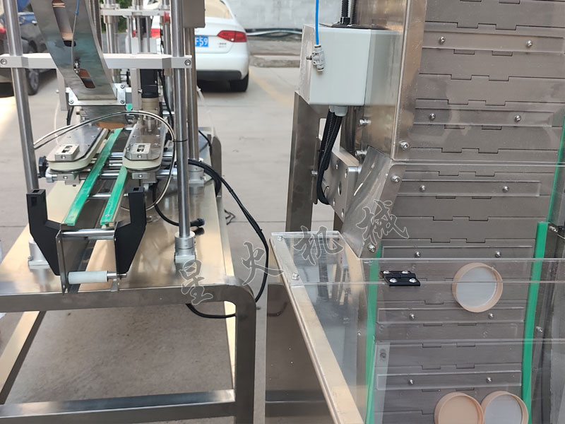 江蘇星火自動(dòng)壓蓋封口機(jī)實(shí)拍