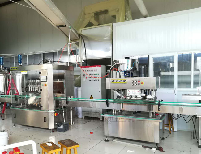 星火蜂蜜灌裝旋蓋封口機(jī)展示