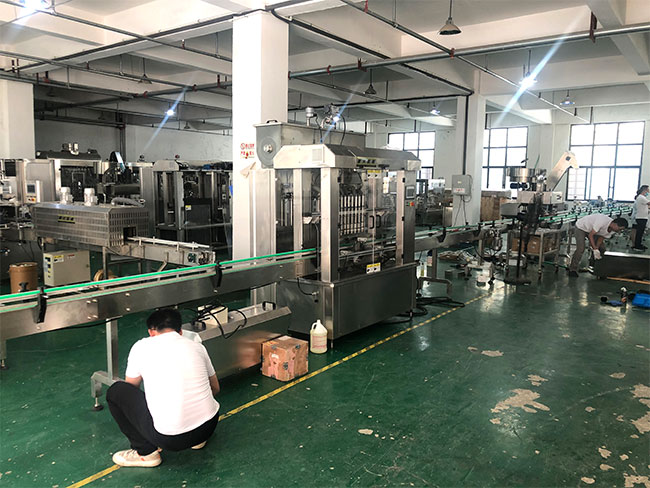 星火包裝機械生產(chǎn)廠家技術人員調(diào)試設備中