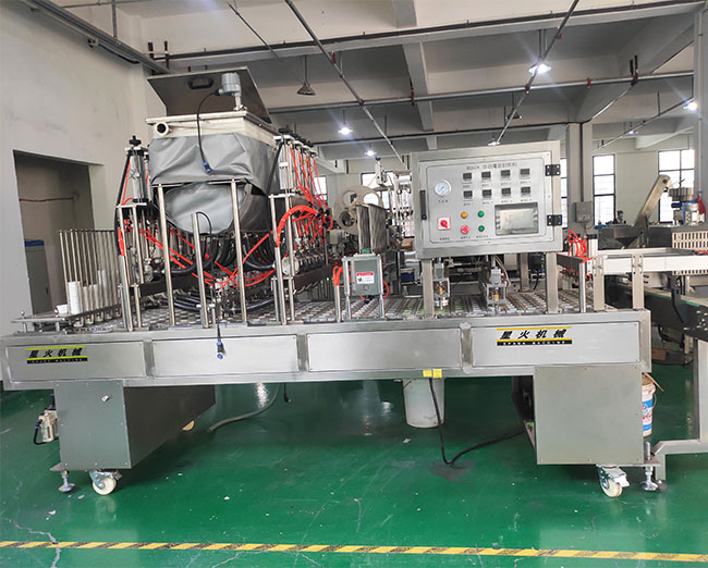 自動(dòng)封口機(jī)設(shè)備展示